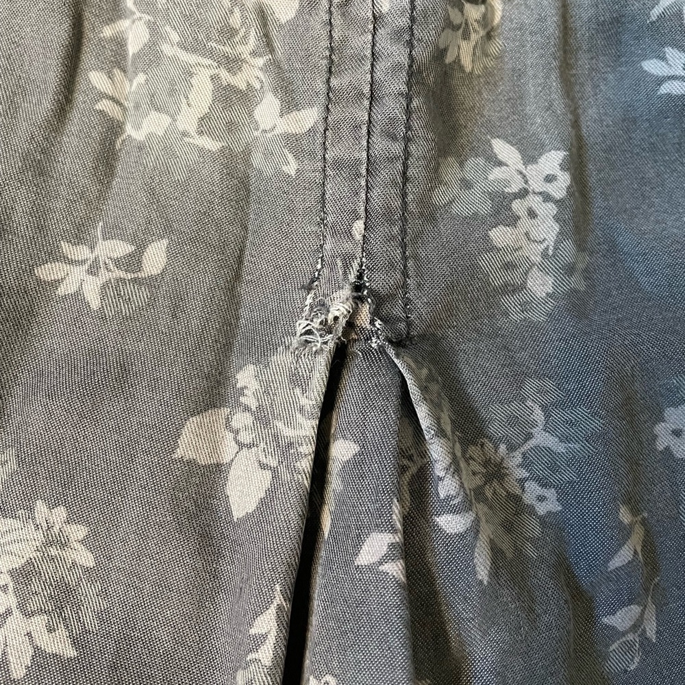 Love 8 small gray floral shirt - Picture 7 of 7